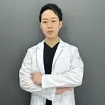 ネビュラクリニック 広島院の穴井　元康医師