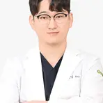 GNG美容外科のユン・ミンホ医師