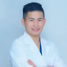 THE FIRST CLINIC 多摩センター院の惟村 公郁医師